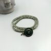 Handgefertigtes Boho Armband aus Leder in Olivgrün Wickelarmband olivgrün mit Kristallperlen