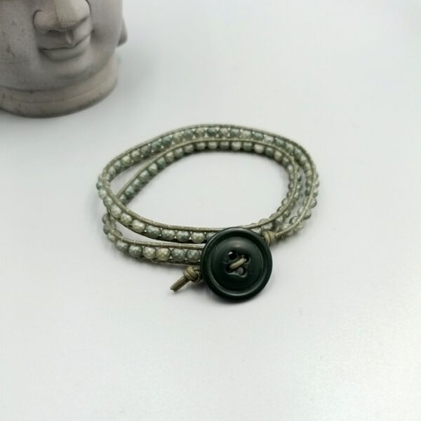 Handgefertigtes Boho Armband aus Leder in Olivgrün Wickelarmband olivgrün mit Kristallperlen