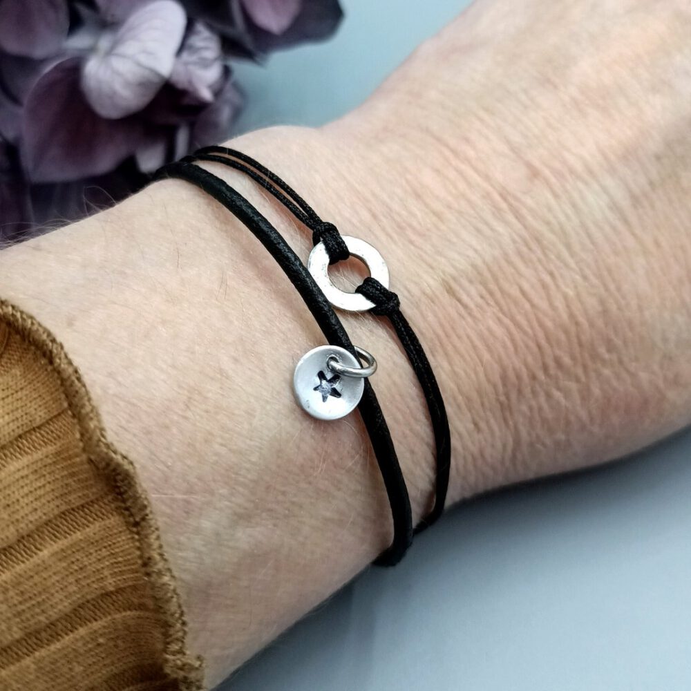 Lederarmband im modernen Unisex-Look, schwarz-silber Lederarmband schwarz mit Stern Anhänger