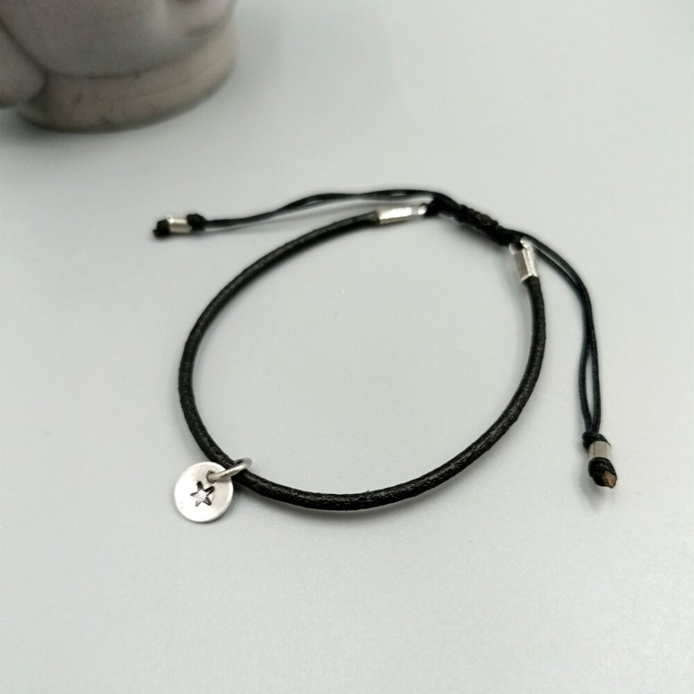 Lederarmband mit kleiner silberner Scheibe und Sternmotiv Lederarmband schwarz mit Stern Anhänger