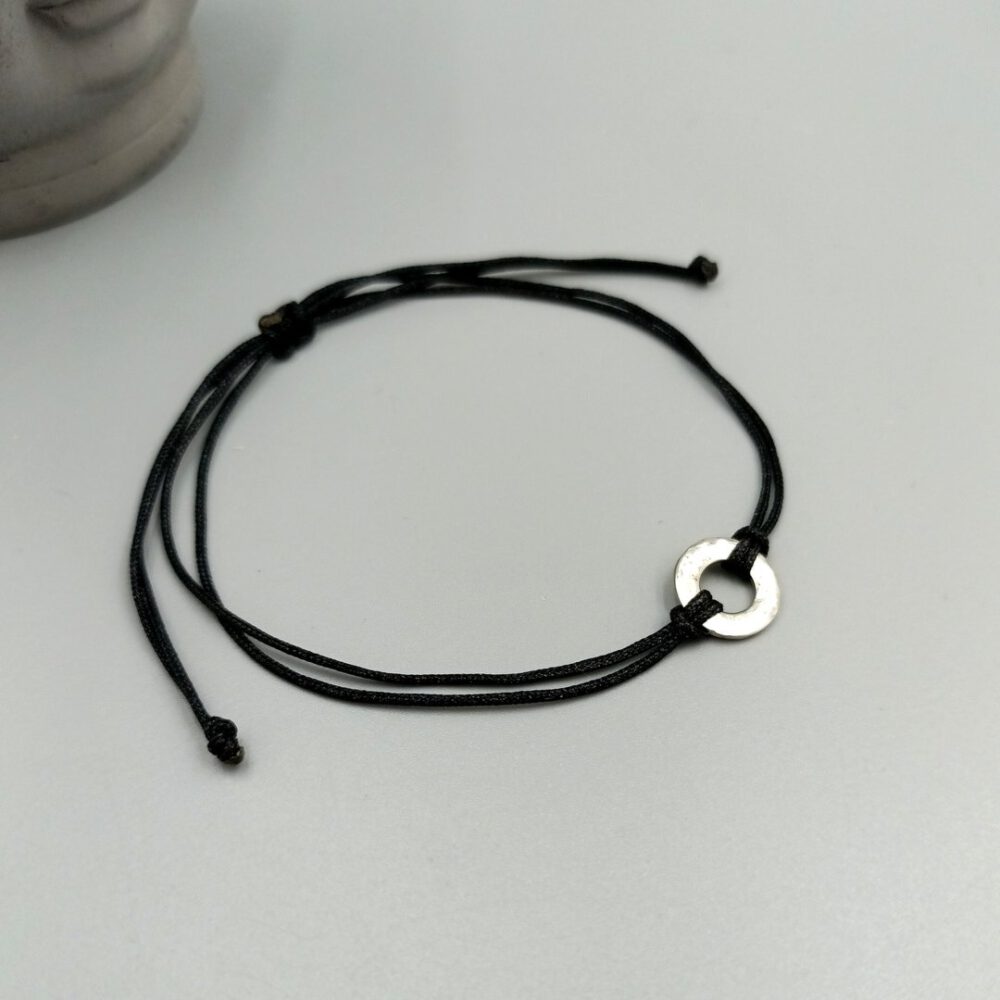 Minimalistisches Armband mit gehämmertem Edelstahlring Textilarmband schwarz mit Edelstahlring