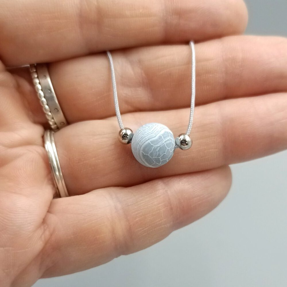 Kette mit blau-grauer Achatperle verstellbar