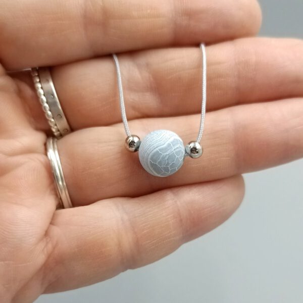 Kette mit blau-grauer Achatperle verstellbar