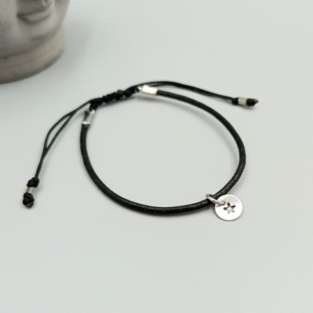 Schwarzes Lederarmband mit gestempeltem Stern Lederarmband schwarz mit Stern Anhänger