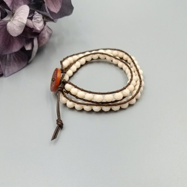 Seitenansicht des 7 mm breiten Lederarmbandes. Leder Wickelarmband braun - creme