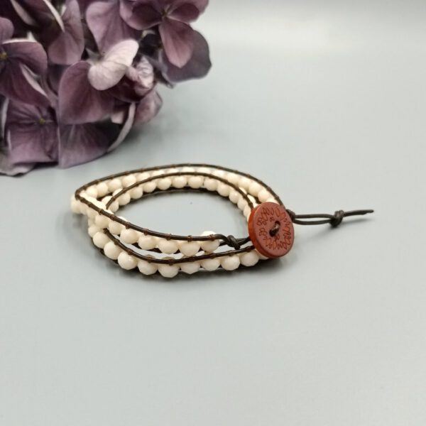 Unikat Wickelarmband Leder und Glaskristall mit Fokus auf die braun-creme Farbkombination. Leder Wickelarmband braun - creme