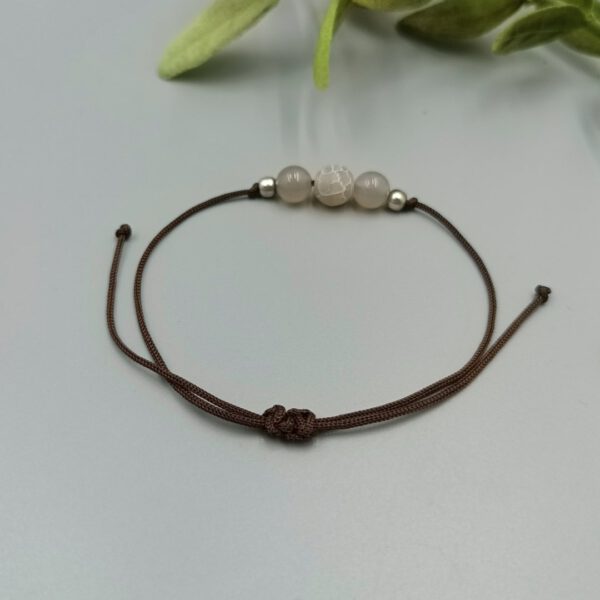 Verstellbarer Ziehverschluss des Armbands mit elegantem Finish. Armband mit Achat & Silberperlen