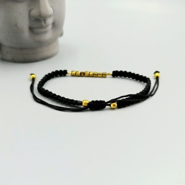 Verstellbarer Ziehverschluss des Makramee Armbands Armband schwarz gold mit Kristallperlen