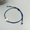 Zierliches Armband mit silberner Metallscheibe und Blättermotiv Armband blau Blätterranke handgestempelt