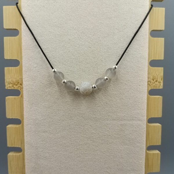 Detailaufnahme der Achatperlen und silbernen Edelstahlperlen Zarte Achat-Kette in Grau, 70 cm verstellbar