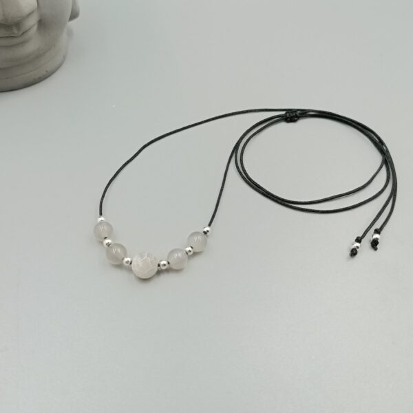 Kette mit glänzenden grauen Achatperlen und Edelstahlakzenten Zarte Achat-Kette in Grau, 70 cm verstellbar