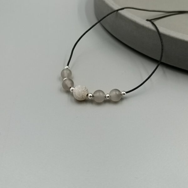 Nahaufnahme der matt gekrackten Achatperle Zarte Achat-Kette in Grau, 70 cm verstellbar