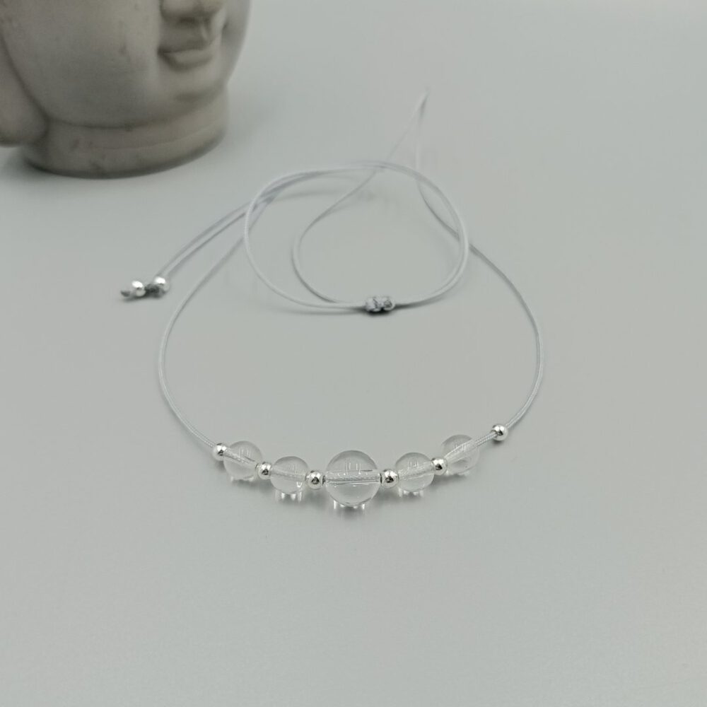 Bergkristall Kette mit silbernen Edelstahlperlen als Akzent auf grauem Faden. Zarte Bergkristall Kette mit Edelstahlperlen