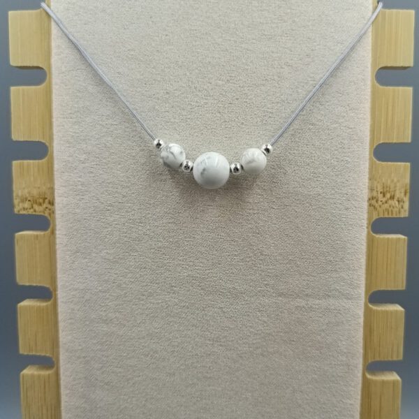 Zarte Howlith Kette in Weiß-Grau