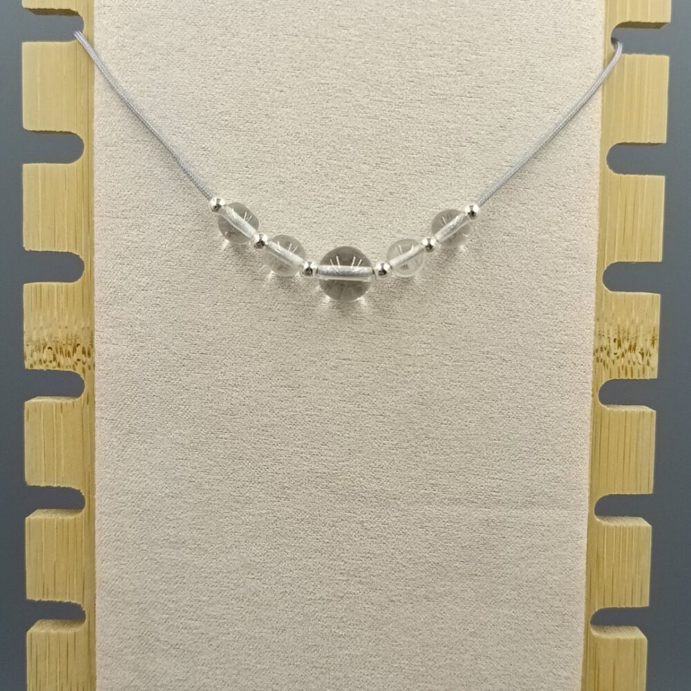 Detailaufnahme der Bergkristallperlen mit kleinen Edelstahlperlen Zarte Bergkristall Kette mit Edelstahlperlen