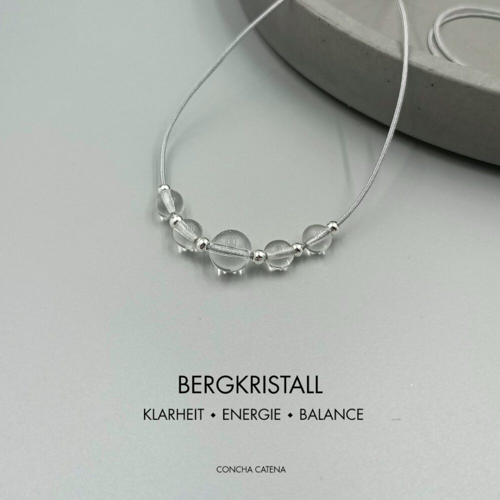 Zarte Bergkristall Kette auf grauem Nylonfaden, mittig Perlen Zarte Bergkristall Kette mit Edelstahlperlen