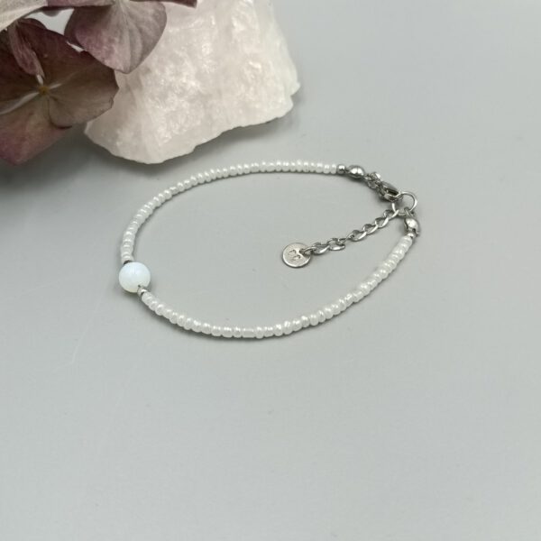 Edelstahlverschluss mit Verlängerungskette und Logoanhänger Mondstein Armband milchweiß & Edelstahl