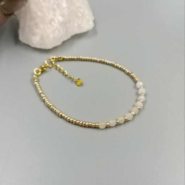 Facettierte Rosenquarzperlen in goldfarbenem Armband Rosenquarz Armband mit Rocailles