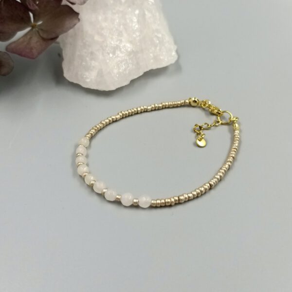 Filigranes Rosenquarz Armband mit matt goldenen Rocailles Rosenquarz Armband mit Rocailles