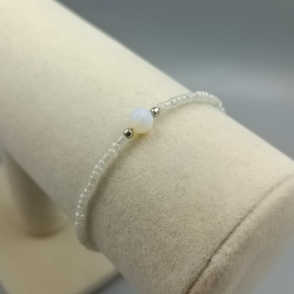 Milchweiße Rocailles mit synthetischer Mondsteinperle Mondstein Armband milchweiß & Edelstahl