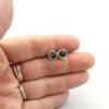 Filigrane Moosachat Ohrstecker an der Hand präsentiert um die zarte Größe zu zeigen Moosachat Ohrstecker Silber 935 filigran
