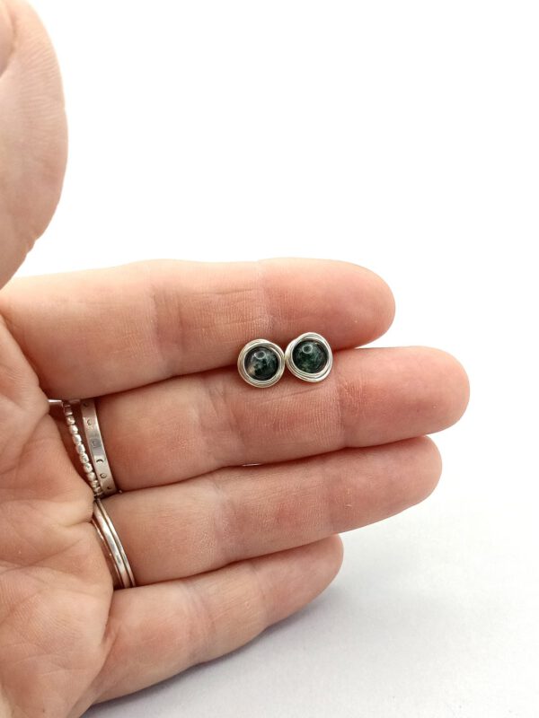 Filigrane Moosachat Ohrstecker an der Hand präsentiert um die zarte Größe zu zeigen Moosachat Ohrstecker Silber 935 filigran