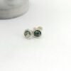 Minimalistische Moosachat Ohrstecker aus 935 Silberdraht mit 6mm grünen Edelsteinperlen vor hellem Hintergrund Moosachat Ohrstecker Silber 935 filigran
