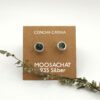 Minimalistischer grüner Edelsteinschmuck und Moosachat Ohrstecker präsentiert auf einer Schmuckkarte Moosachat Ohrstecker Silber 935 filigran