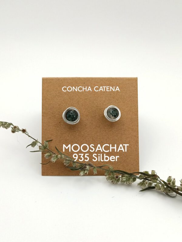 Minimalistischer grüner Edelsteinschmuck und Moosachat Ohrstecker präsentiert auf einer Schmuckkarte Moosachat Ohrstecker Silber 935 filigran