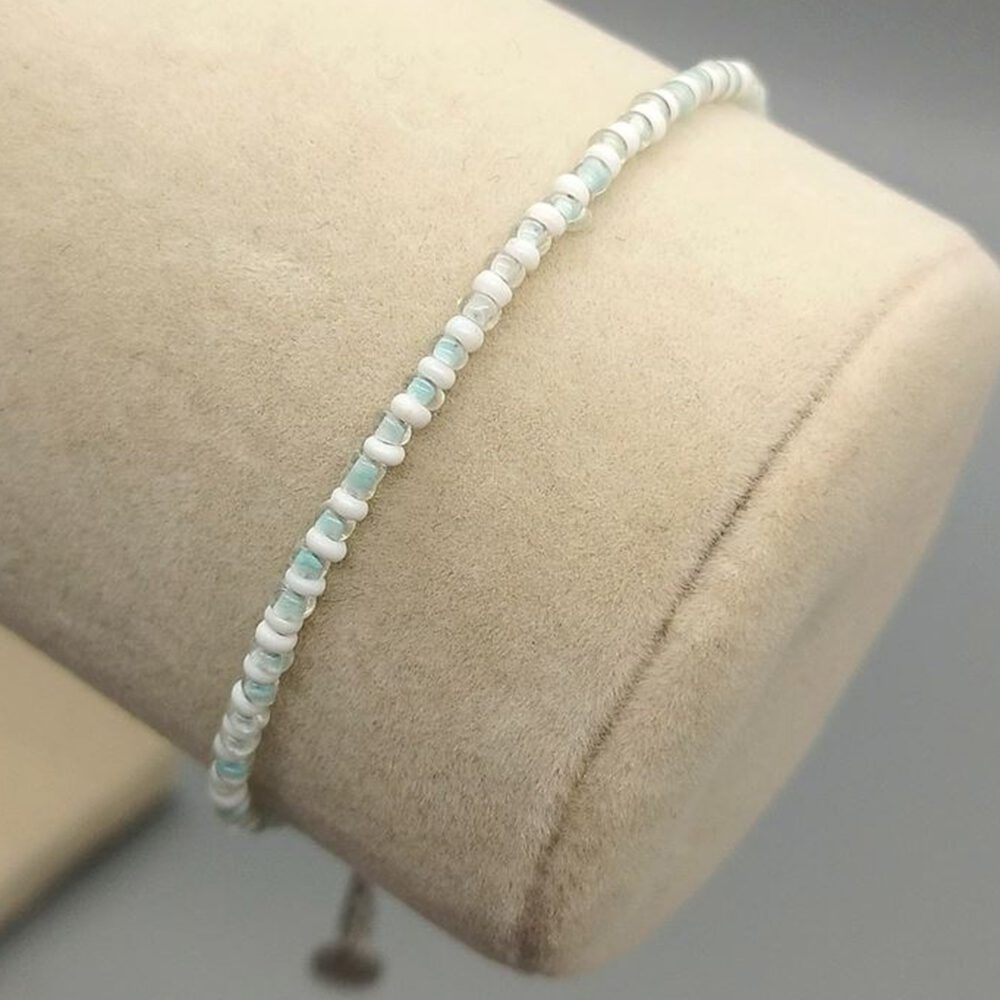 Armband auf Schmuckständer präsentiert Perlen Armband türkis weiß Edelstahl