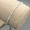 Armband auf Schmuckständer präsentiert Perlen Armband türkis weiß Edelstahl