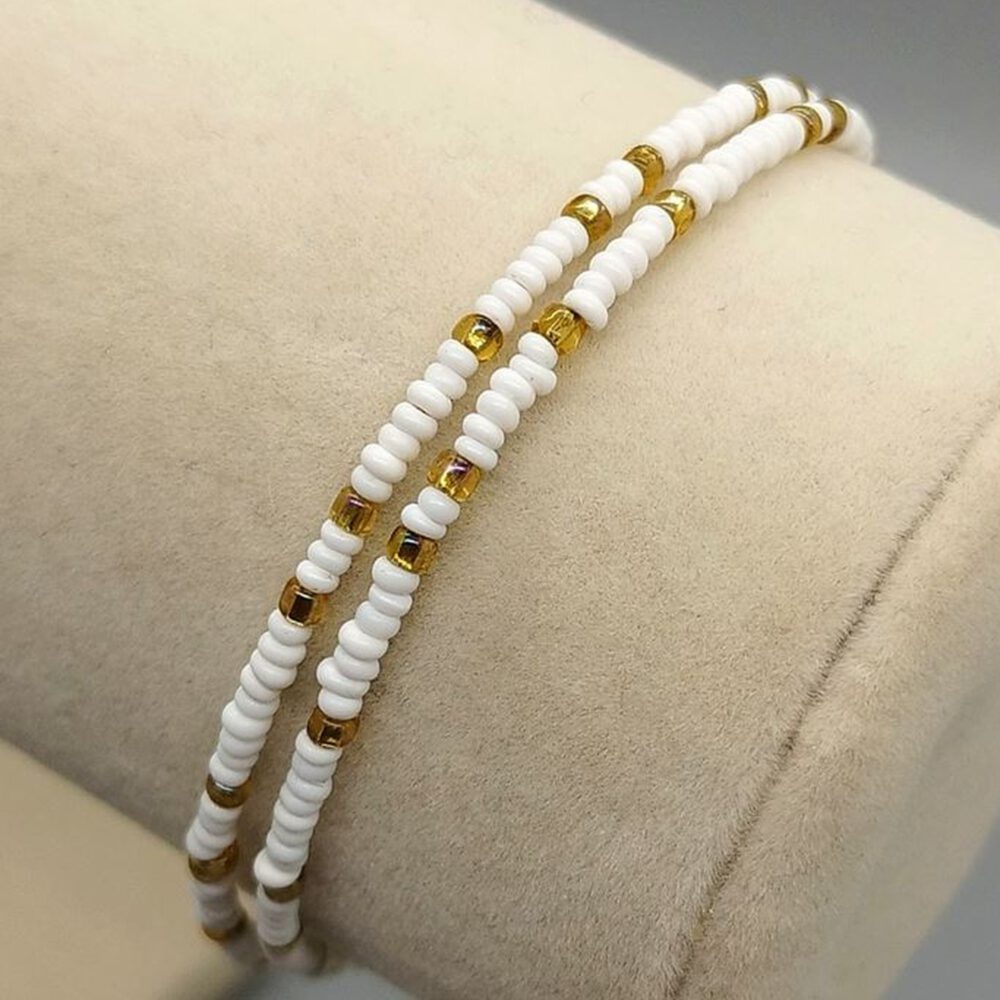 Armband auf Schmuckständer präsentiert Zweireihiges Armband Weiß-Gold mit Herz
