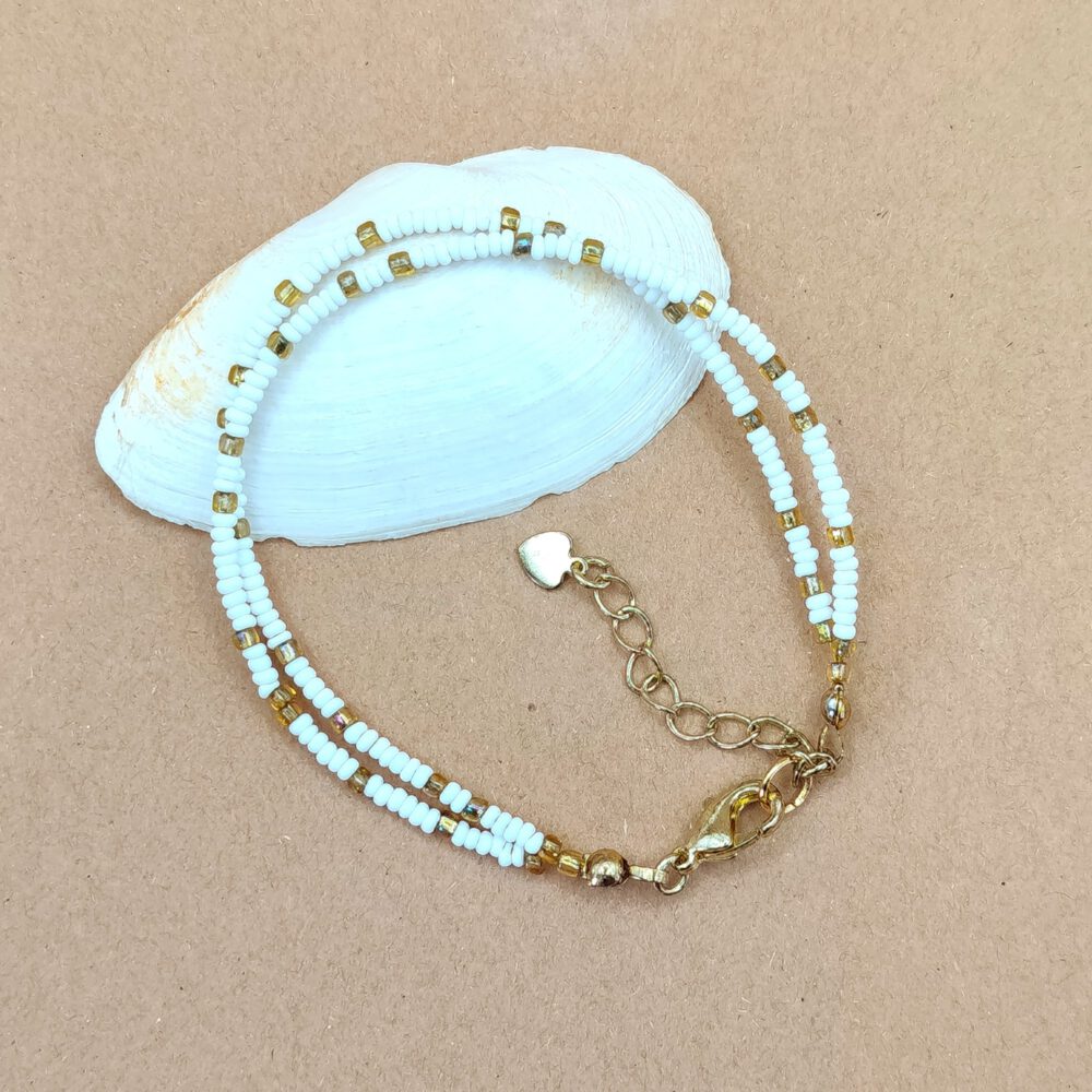 Detailansicht des goldfarbenen Metallverschlusses mit Verlängerungskette Zweireihiges Armband Weiß-Gold mit Herz