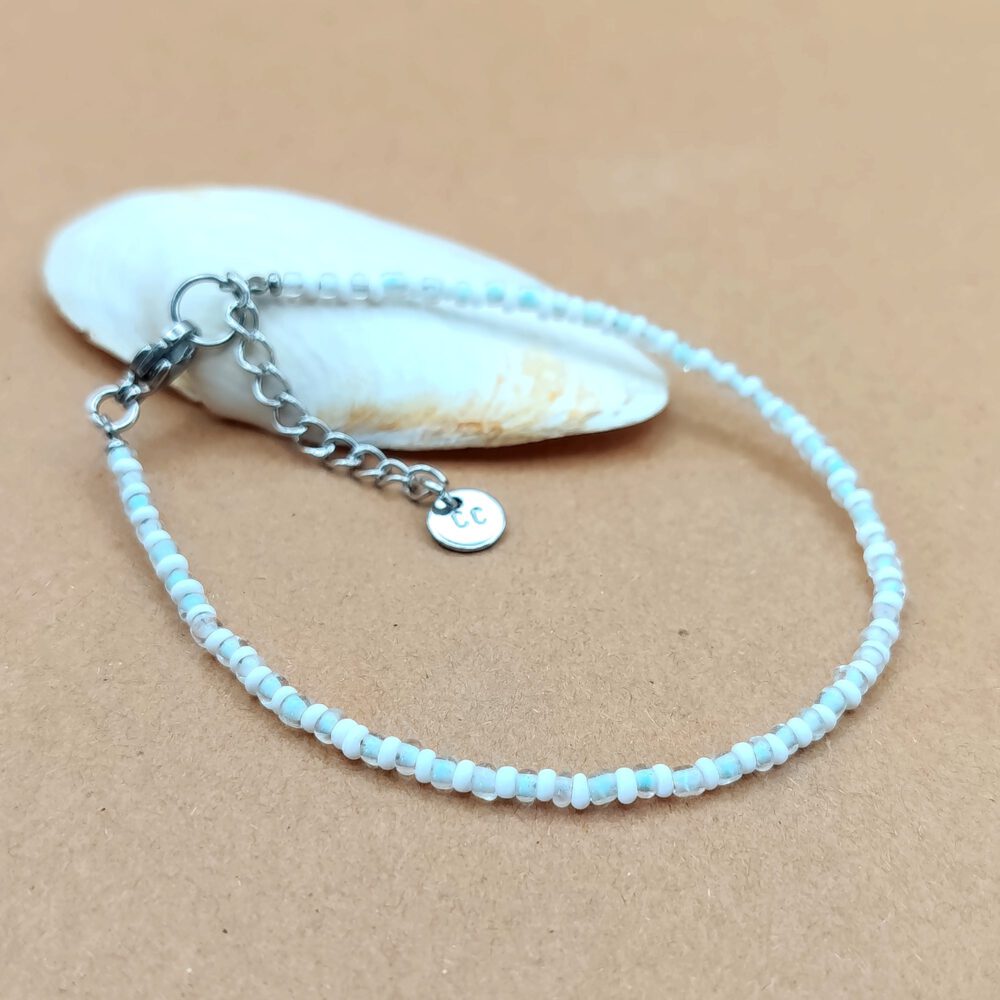 Detailaufnahme kleine matt weisse und helltürkis farbene Rocailles Perlen Perlen Armband türkis weiß Edelstahl