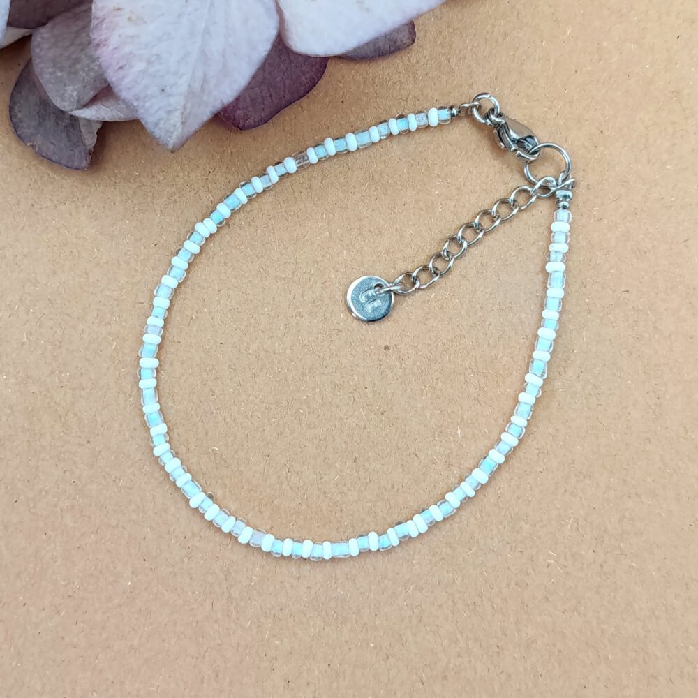 Filigranes Rocailles Armband in Pastelltürkis und Weiß nahaufgenommen Perlen Armband türkis weiß Edelstahl