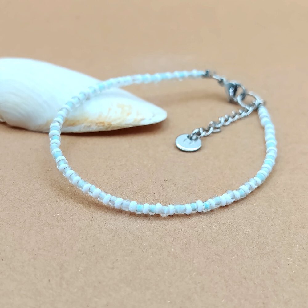 Sommerliches Damenperlenarmband pastelltürkis matt weiss mit Edelstahl Verschluss in silber Perlen Armband türkis weiß Edelstahl