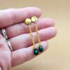 Ketten-Ohrstecker Gold mit grünem Tropfen